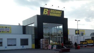 Was versteht man unter Warenverräumung? Mitarbeit im Lager und Auffüllen der Verkaufsregale Im Lager einer Filiale werden alle Waren gelagert, die zum Verkauf angeboten werden. Die Mitarbeiter kümmern sich darum, dass neue Ware ordnungsgemäß gelagert wird und dass Ware, die in den Verkaufsregalen vergriffen ist, schnellstmöglich nachgefüllt wird.